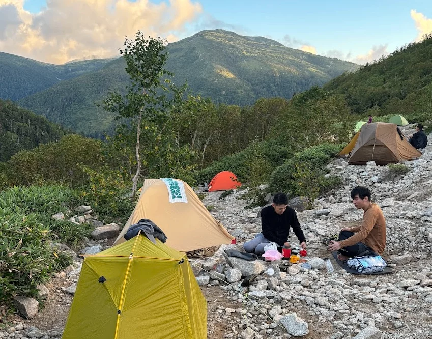 体を冷やさない！テント泊登山の季節別の休憩着