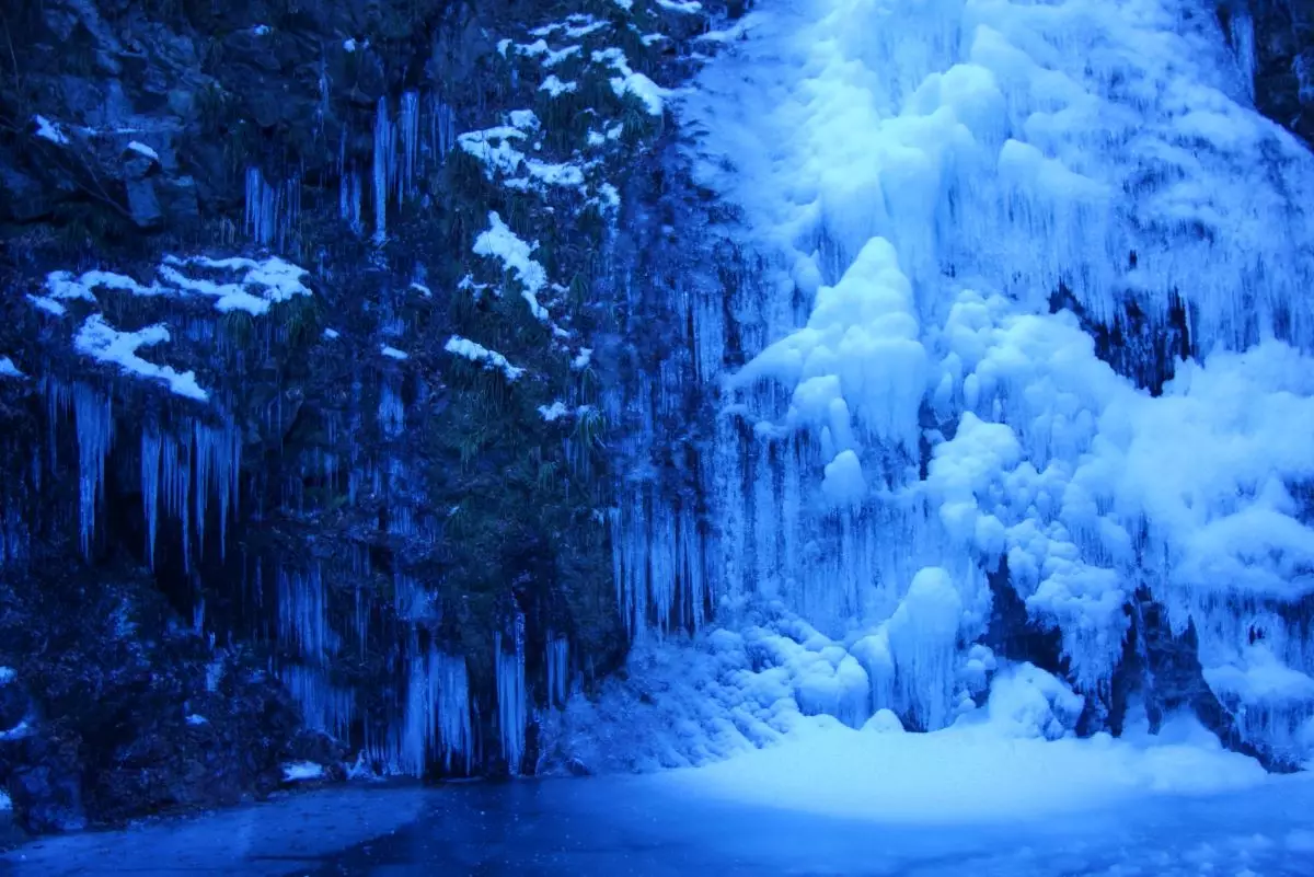 【氷瀑登山5選】アイスクライミングだけじゃない！東京都・埼玉県で冬の滝を楽しもう！