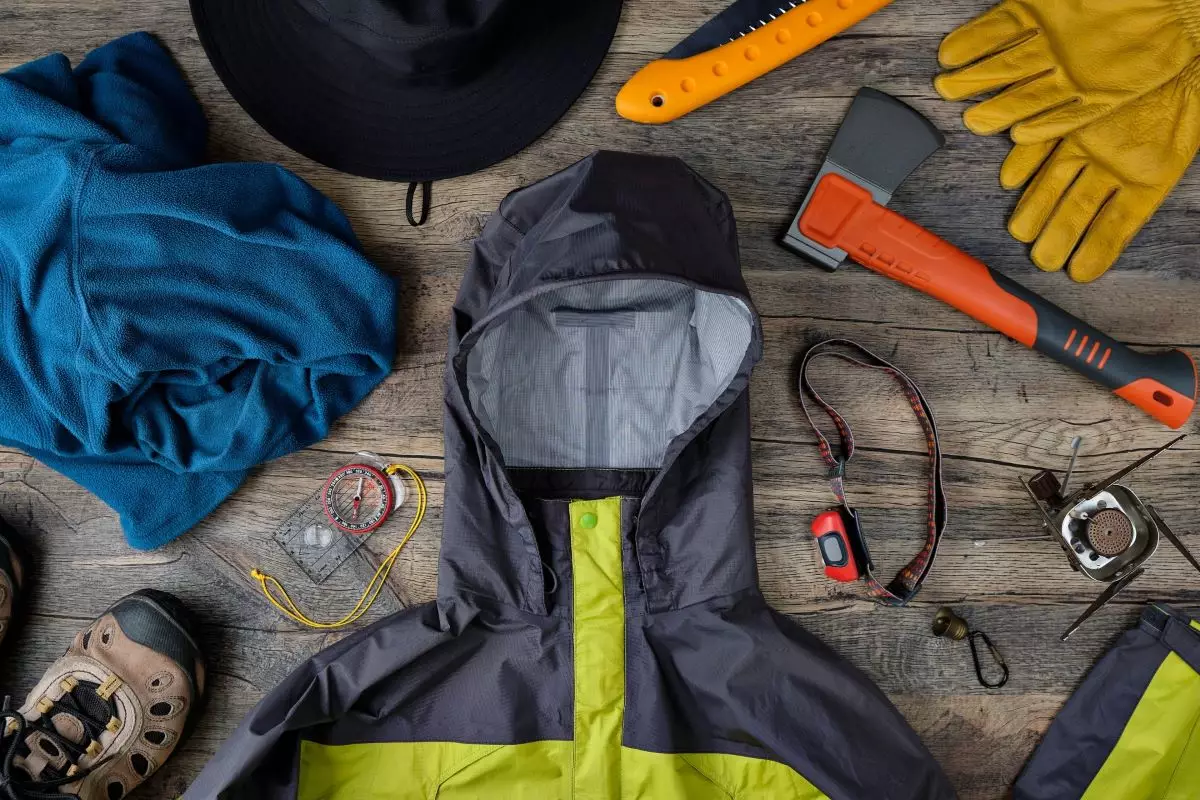 冬の低山登山の装備とは？寒さ対策の服装や雪対策ギアを解説！