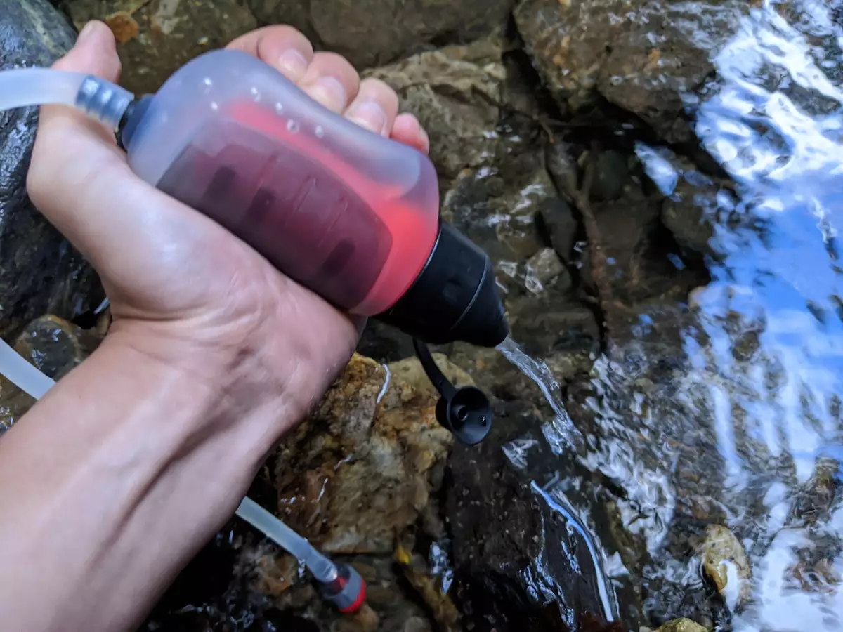 MSRトレイルショットマイクロフィルターを川に入れて直接飲むことも可能