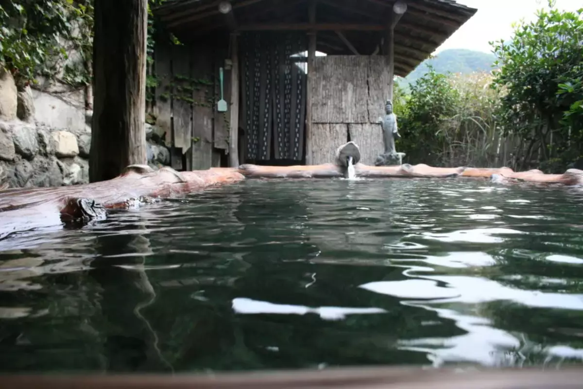 奈良田温泉白根館の露天風呂