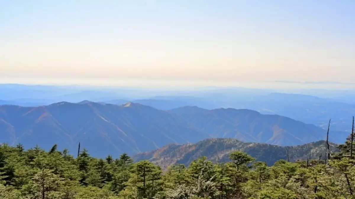 恵那山山頂のビュースポットからの眺め