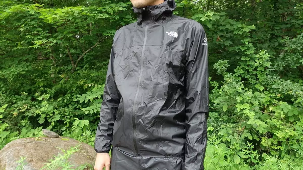 超軽量レインウェア THE NORTH FACE ストライクトレイルフーディのフィット感