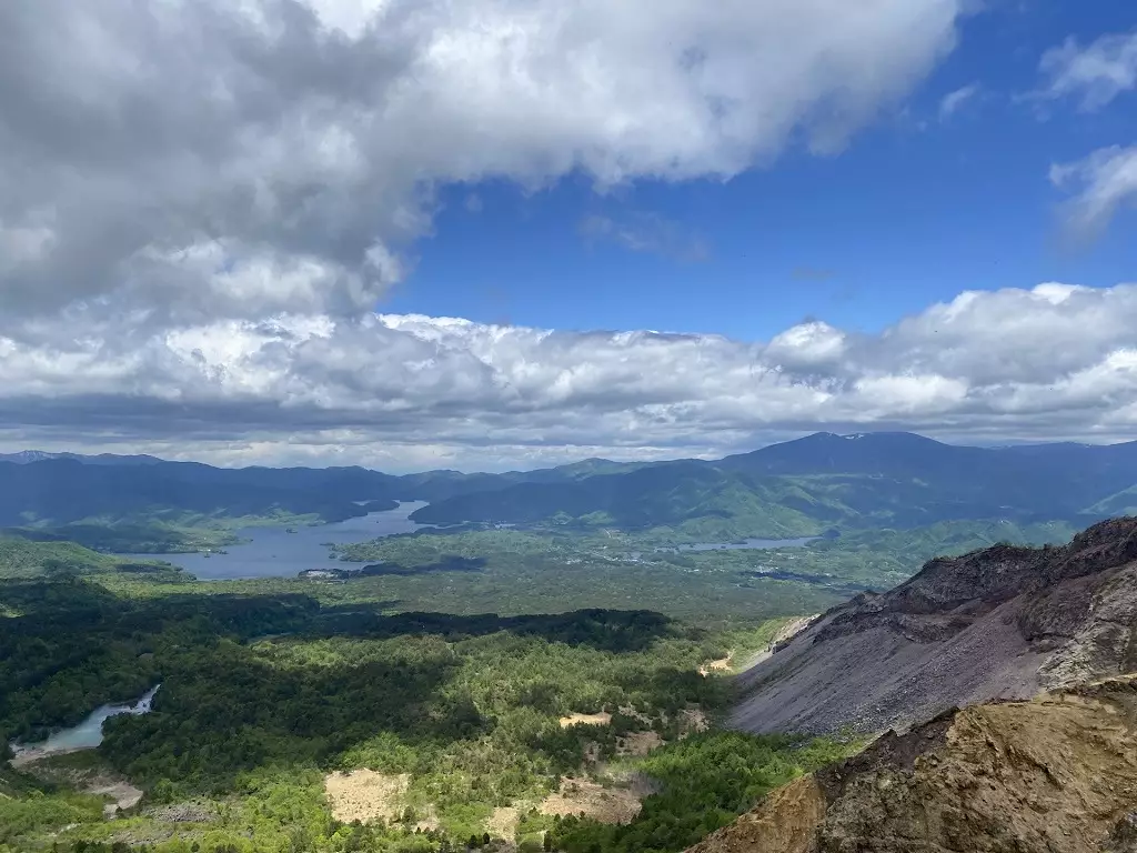 磐梯山山頂付近から見る湖沼群