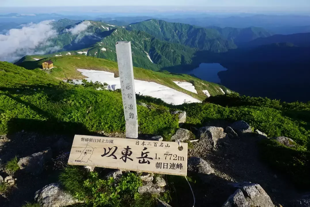 【朝日連峰・以東岳】東北屈指の縦走路はここから｜難易度別登山ルートと登山口アクセス＆避難小屋情報