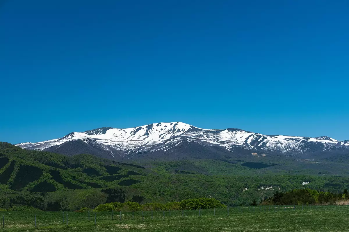 残雪の栗駒山と高原の牧場 
栗駒山　登山