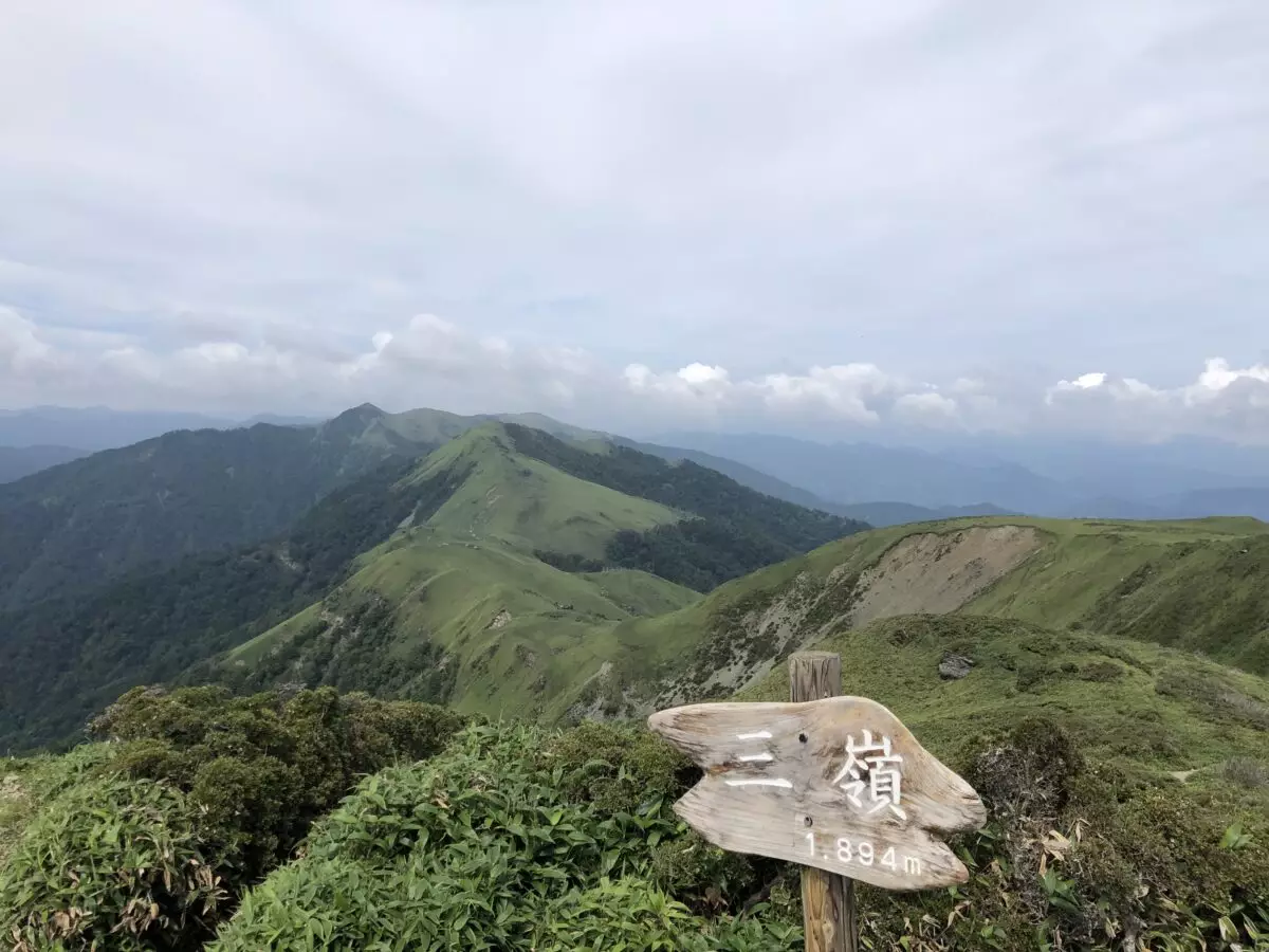 三嶺山頂から天狗塚方面への景色