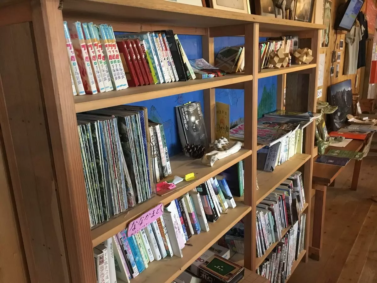 三俣山荘の本棚