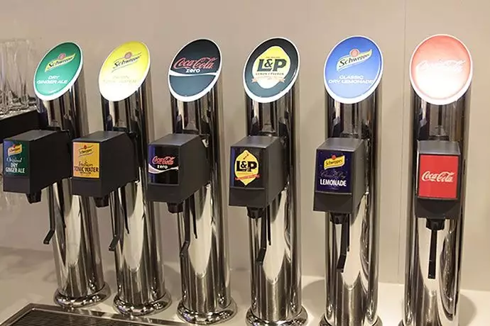 ニュージーランド航空ラウンジ内の飲み物コーナー