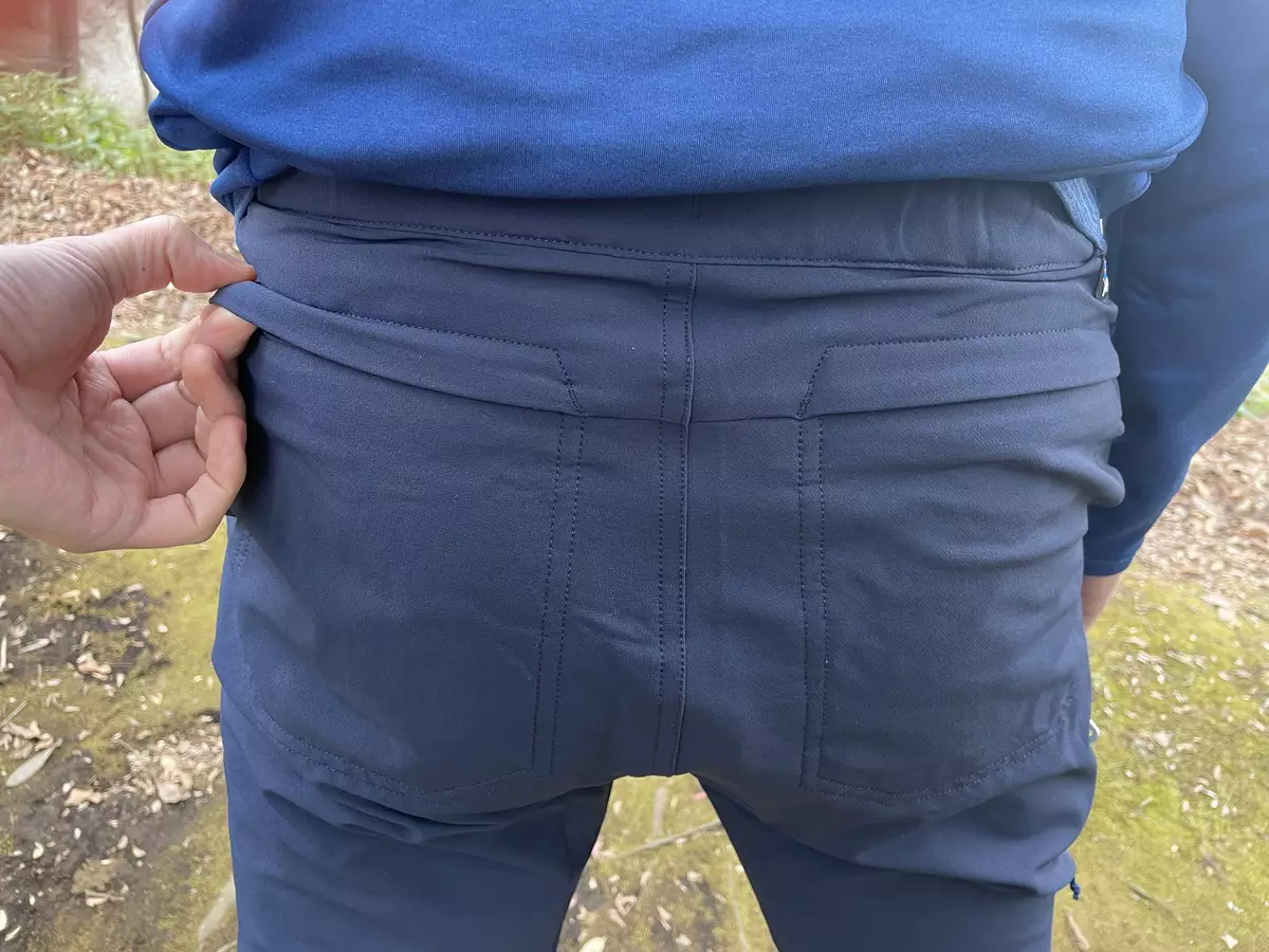 パタゴニアのスカイライン・トラベラー・パンツのジッパー付きポケット