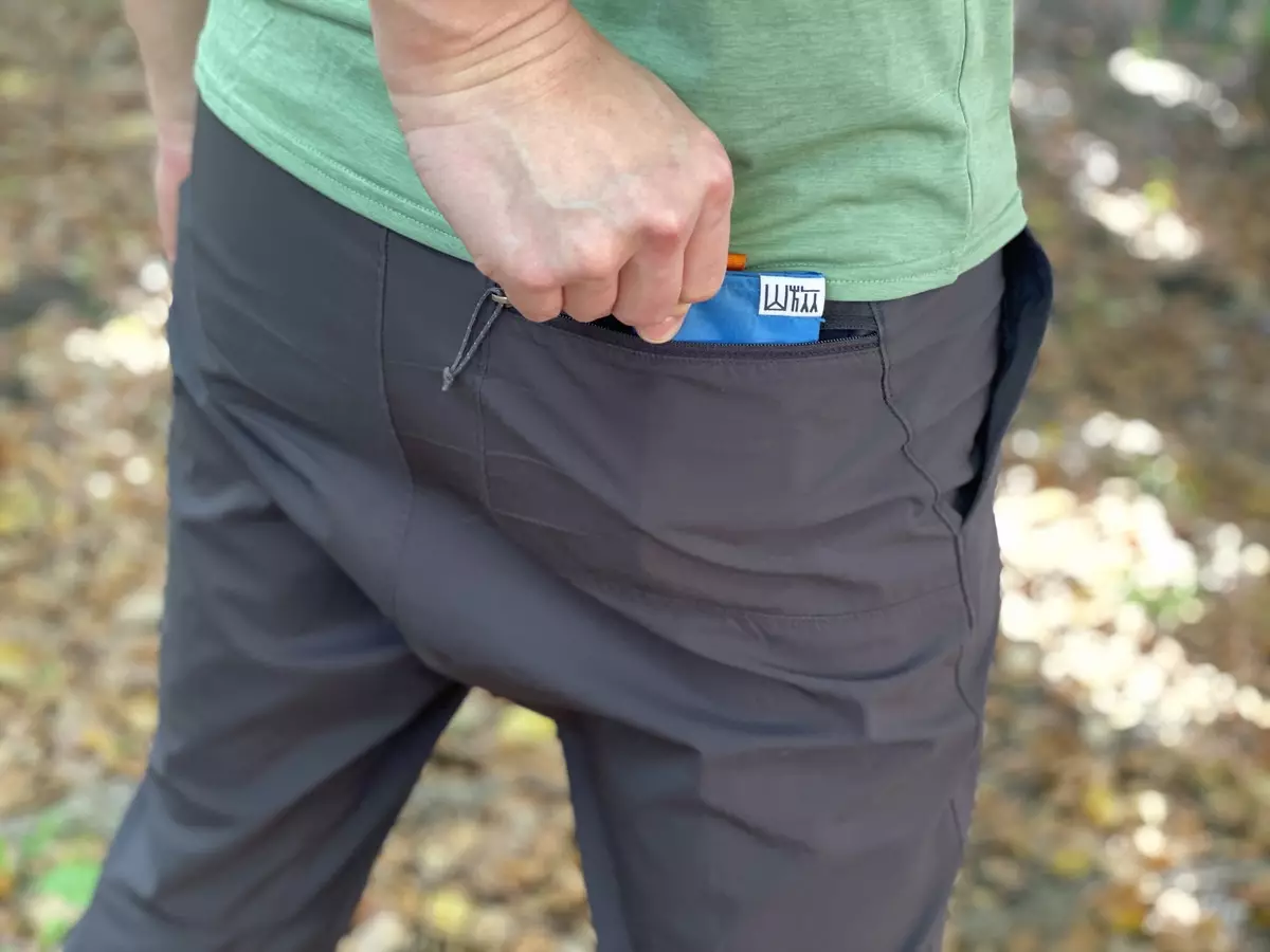お尻の右側に付いたポケットはジッパー式で、行動中に落としたくない貴重品を入れておくのにも便利
