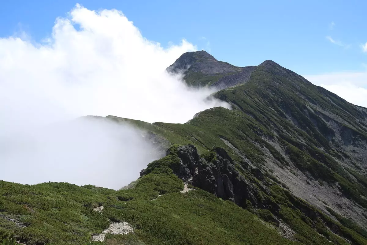 笠ヶ岳にしかない北アルプスの雄大な景色を楽しむ7月の登山