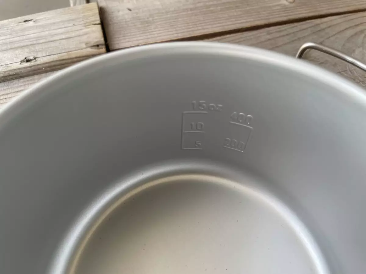 アルミパーソナルクッカーセットには鍋の内側にメモリが付いている