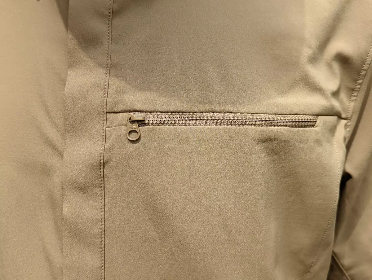 アークテリクス スカイラインシャツ 胸のポケットはジッパー仕様