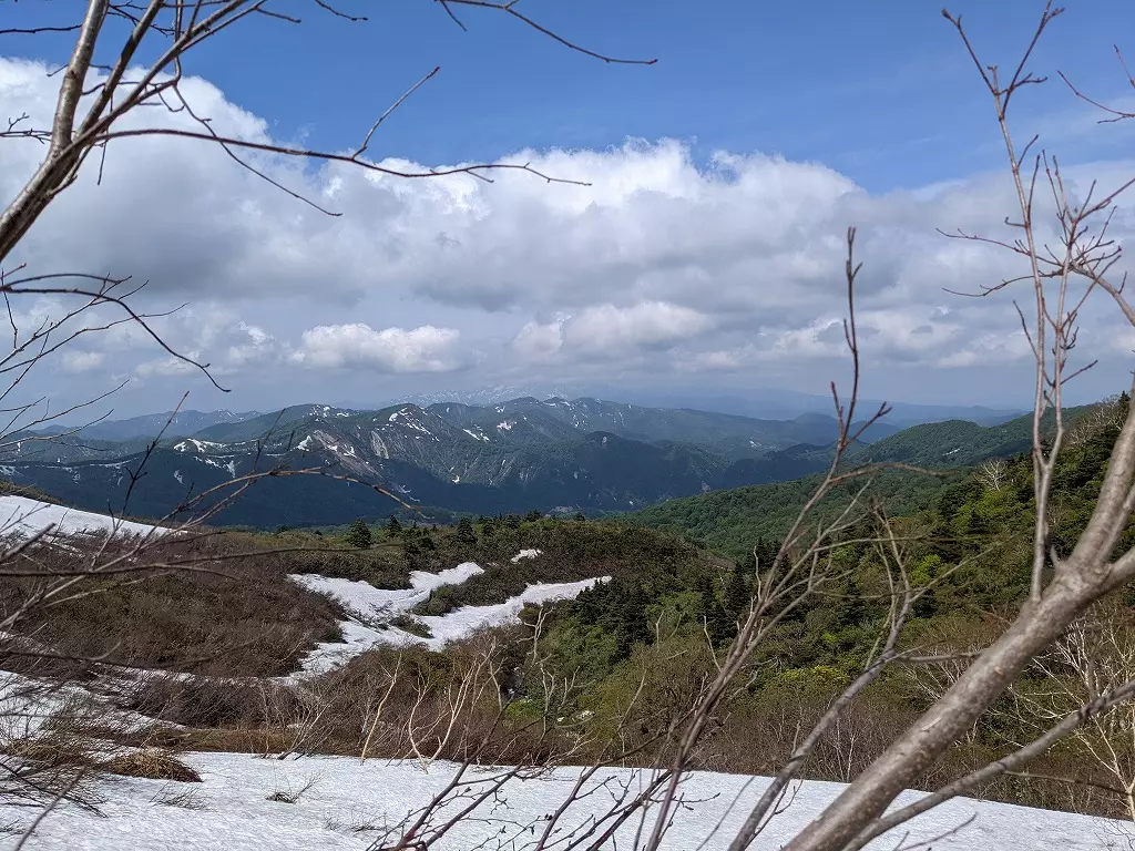 栗駒山・産沼コースの山腹から望む山並み
栗駒山　登山