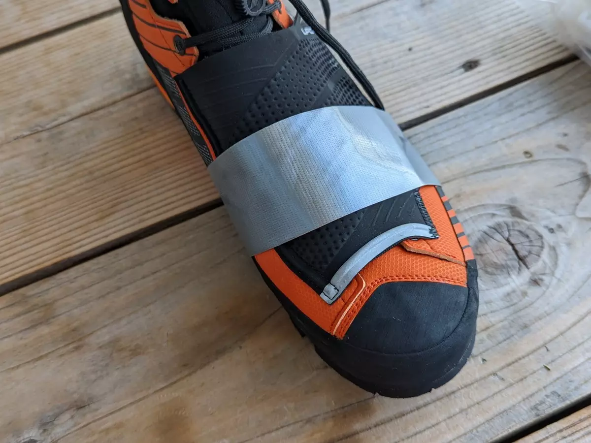 ダクトテープを使って登山靴のソールを固定