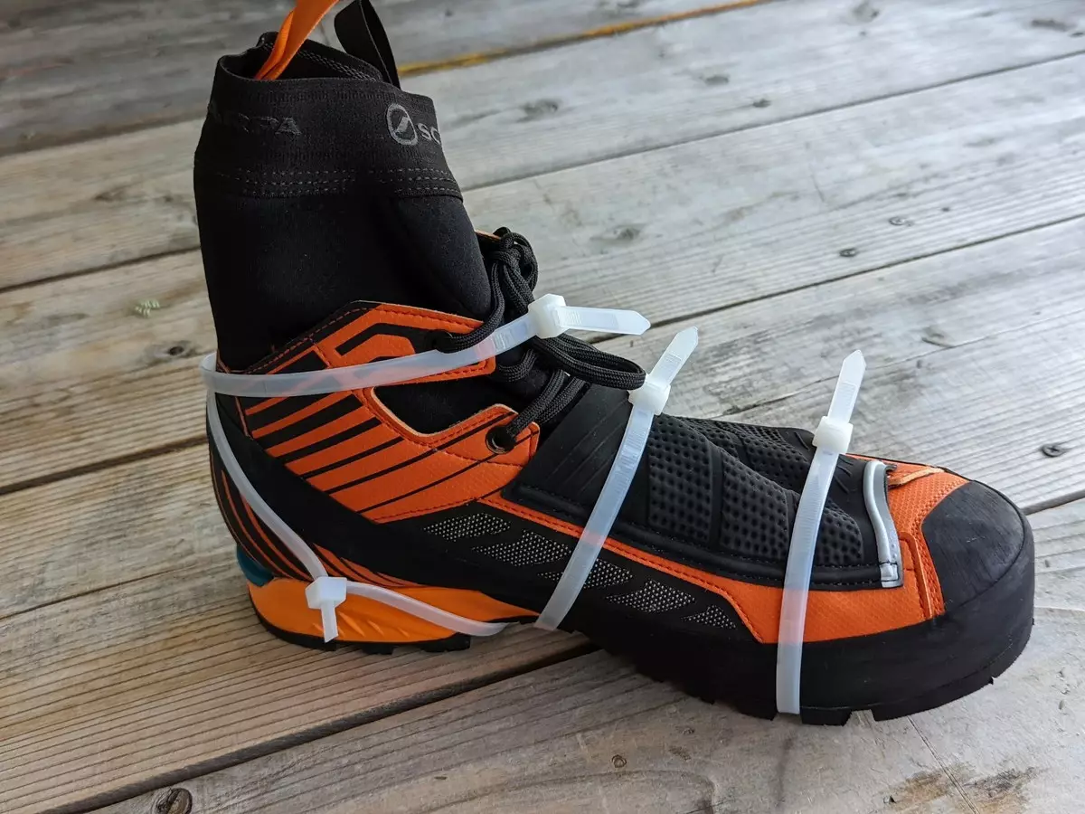 登山中に登山靴のソールが剥がれてしまった時の応急処置方法