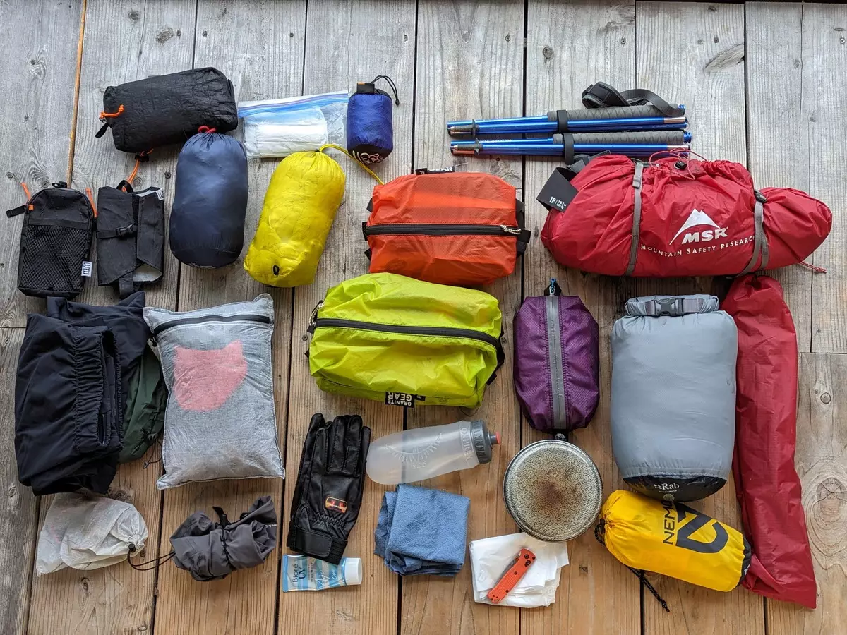 秋山登山のテント泊装備−軽量化と防寒対策のバランスが肝