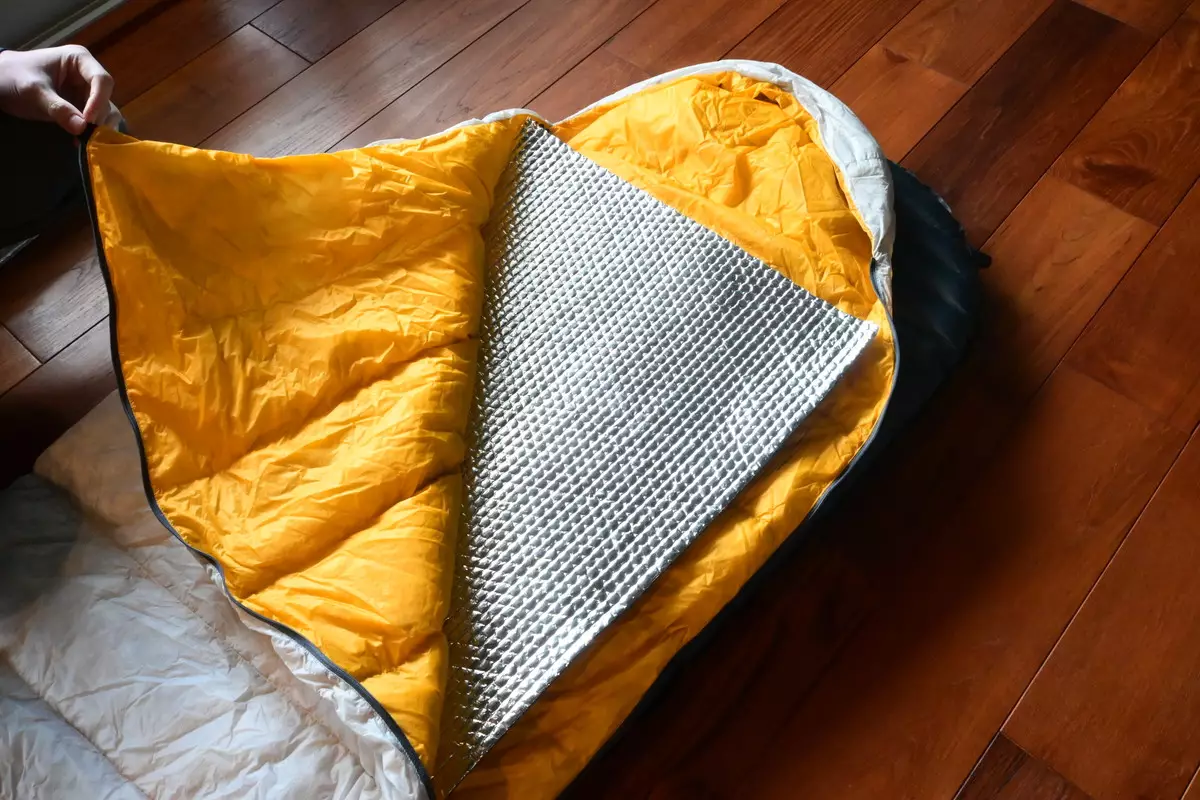 アルミ遮熱材『アストロフォイル』-登山の防寒対策の活用方法：送料込みで1980円で購入できる！