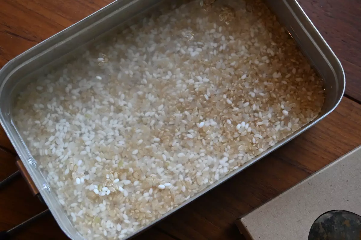ラージメスティンで作る炊き込みご飯　お米を浸水