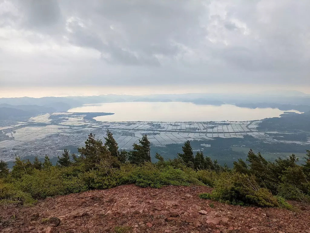 磐梯山の登山道からみる猪苗代湖