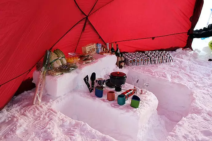 ショベルを使った雪中キャンプの移住空間