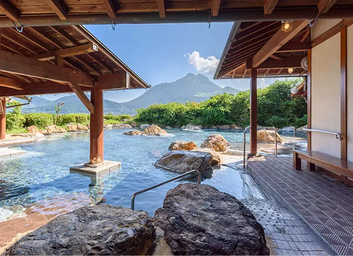 山のホテル夢想園　露天風呂から見える由布岳
登山　温泉