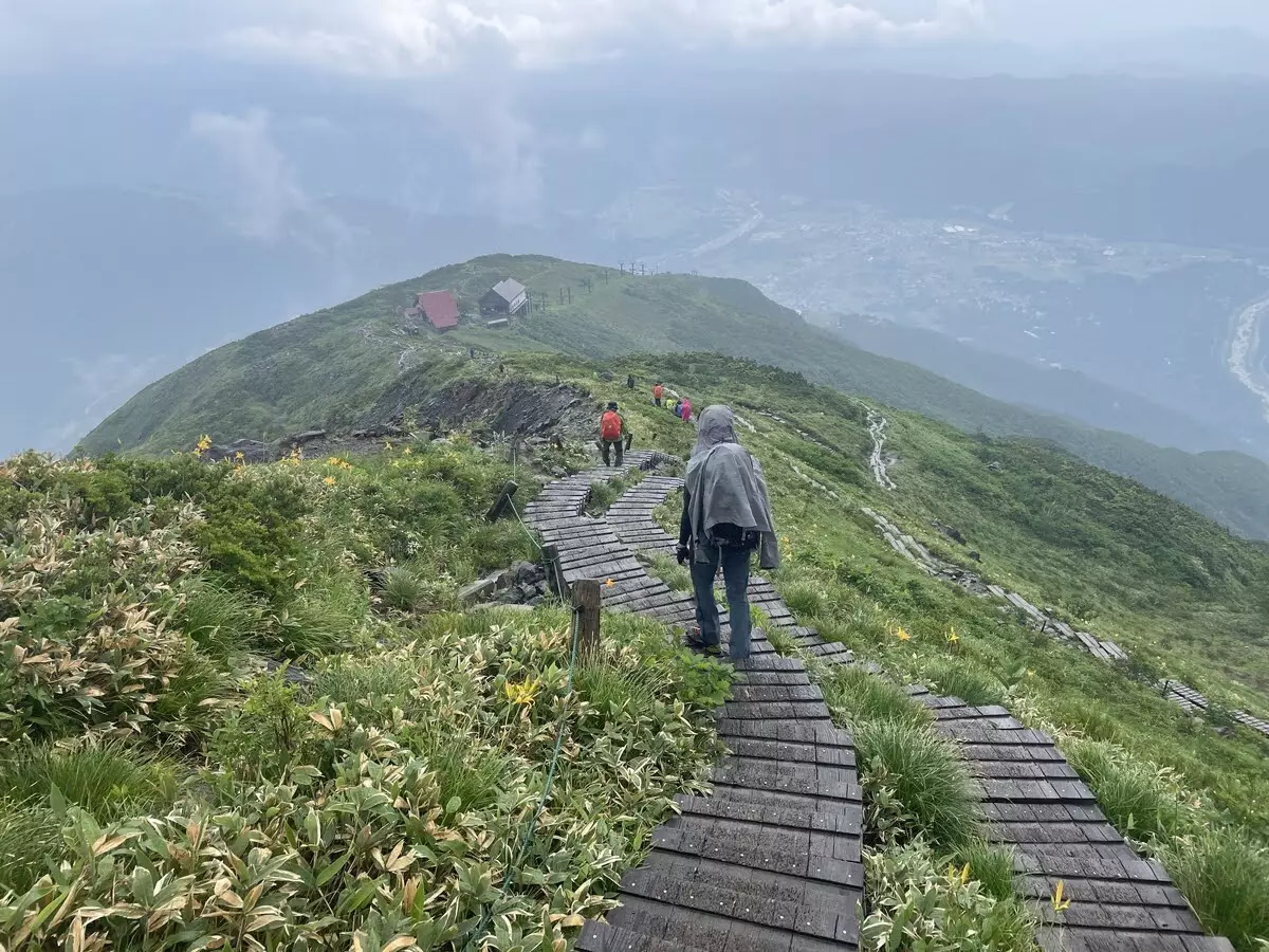 八方山荘と木道