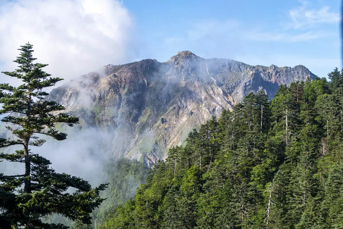 雄大な自然美を楽しめる焼岳登山-初心者も楽しめる難易度別日帰りルート紹介