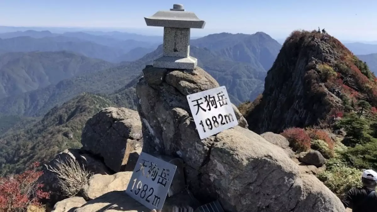 四国と中国地方の日本百名山の石鎚山の天狗岳山頂