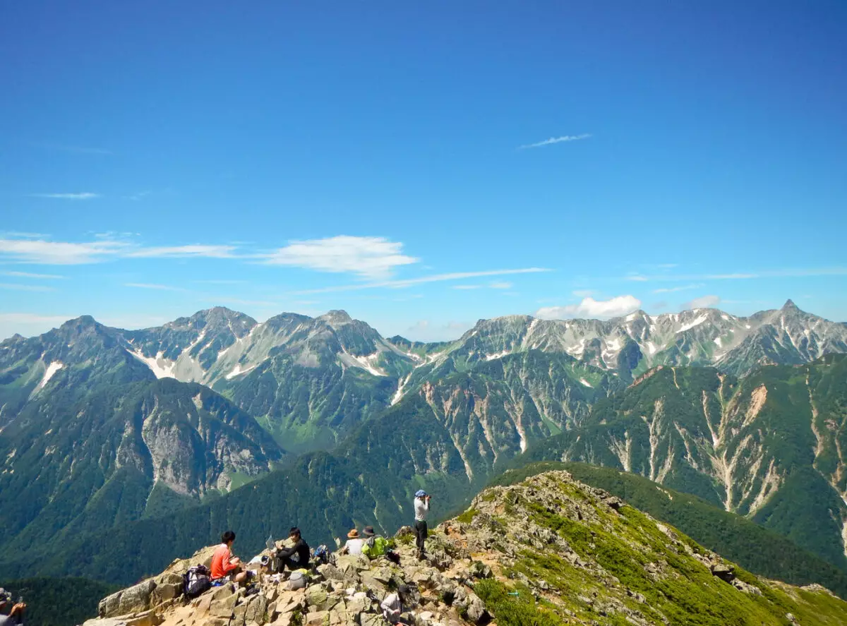 常念岳と蝶ヶ岳の稜線歩きを楽しむ7月の登山