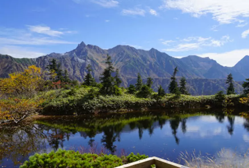 鏡平山荘の手前には槍ヶ岳を映す鏡池が有名