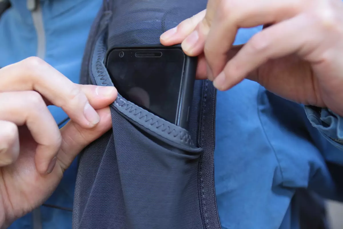 ポケットはサロモンのソフトフラスクがちょうど収まる大きめのポケット