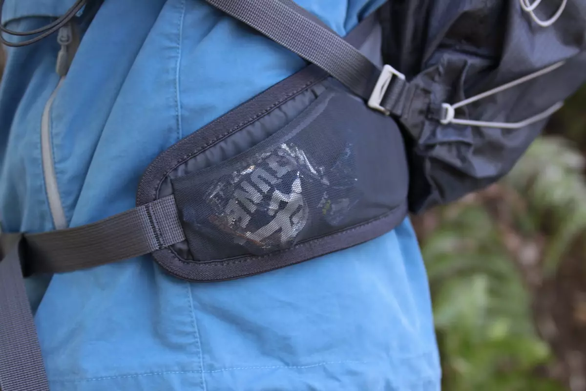 XA 35 SETにおいては更にベルトに伸縮素材で作られたポケットがあり、小さなものを入れておいても落とす心配が少ない