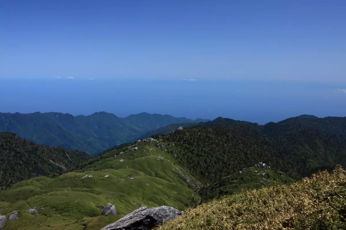 宮之浦岳山頂から見る海