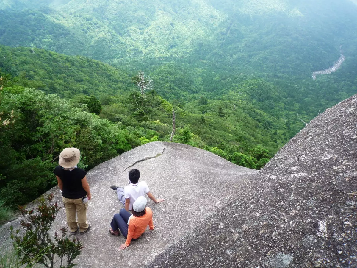 太鼓岩でくつろぐ登山客