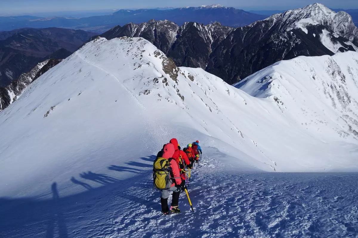 厳冬期、南アルプス仙丈ケ岳。登頂後、慎重に下山する登山者
