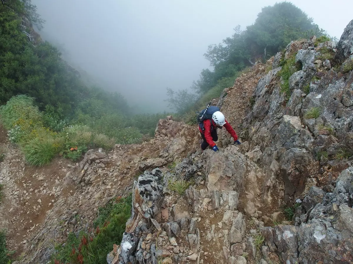 牛頸を通過する登山者