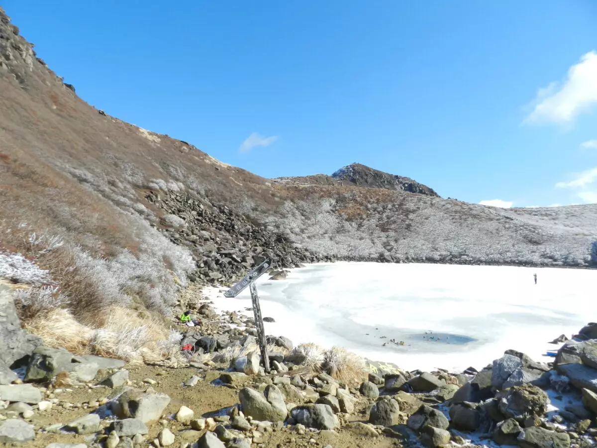 アイススケートリンクのように凍る久住山の御池