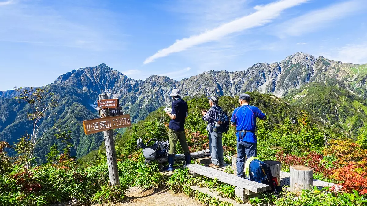 小遠見山で休憩する登山者