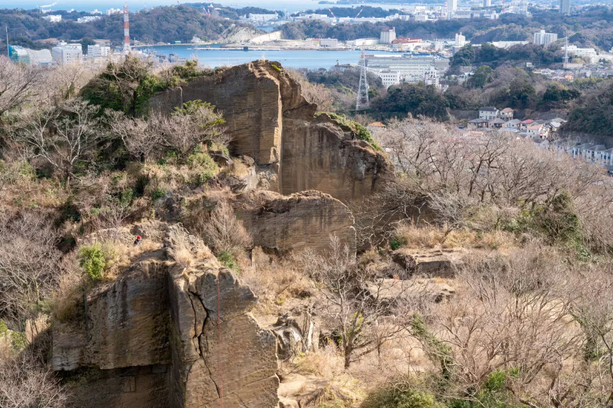 【初心者向け日帰り登山】クライミングトレーニングのメッカ！鷹取山ハイキングの難易度別ルート紹介