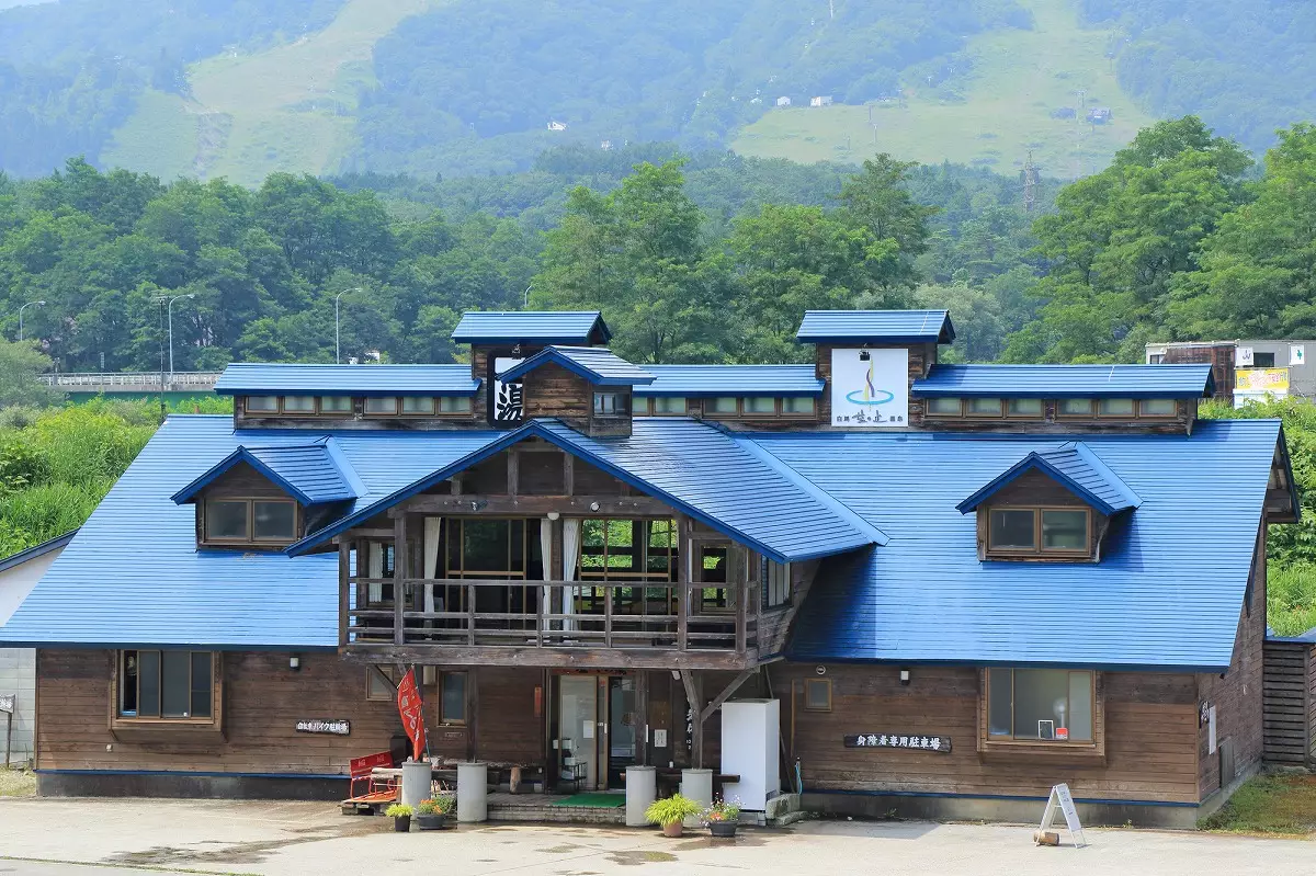 白馬塩の道温泉倉下の湯の建物