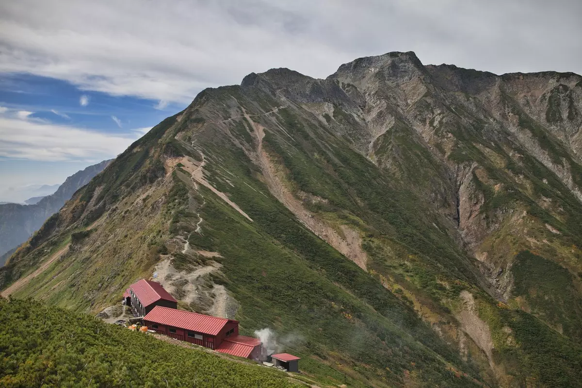 五竜山荘と稜線