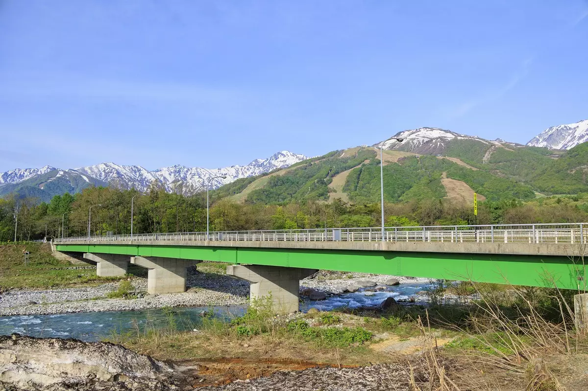 白馬大橋と遠くの山々