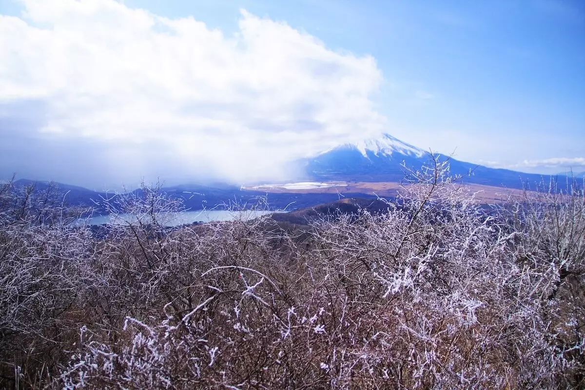 開運の岩戸詣でと、絶景の富士見ハイク