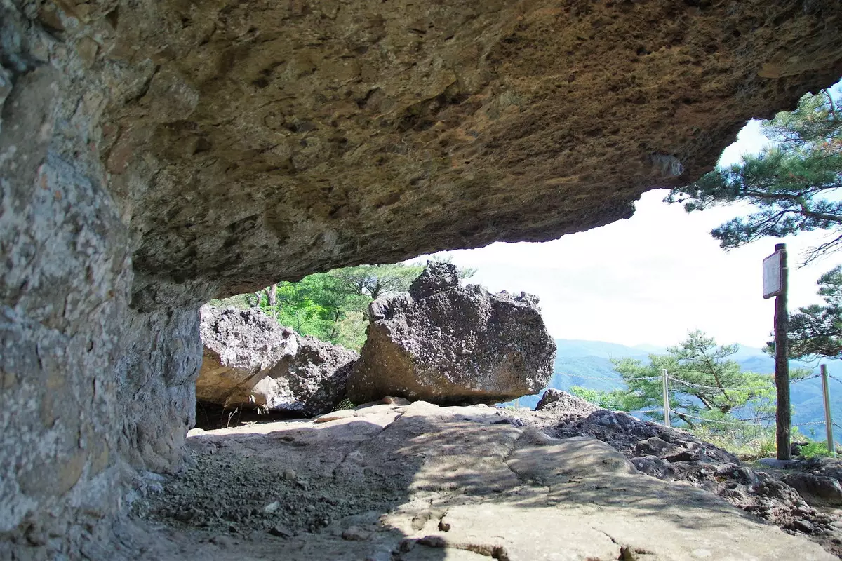 福島に開かれた岩の殿堂「霊山」