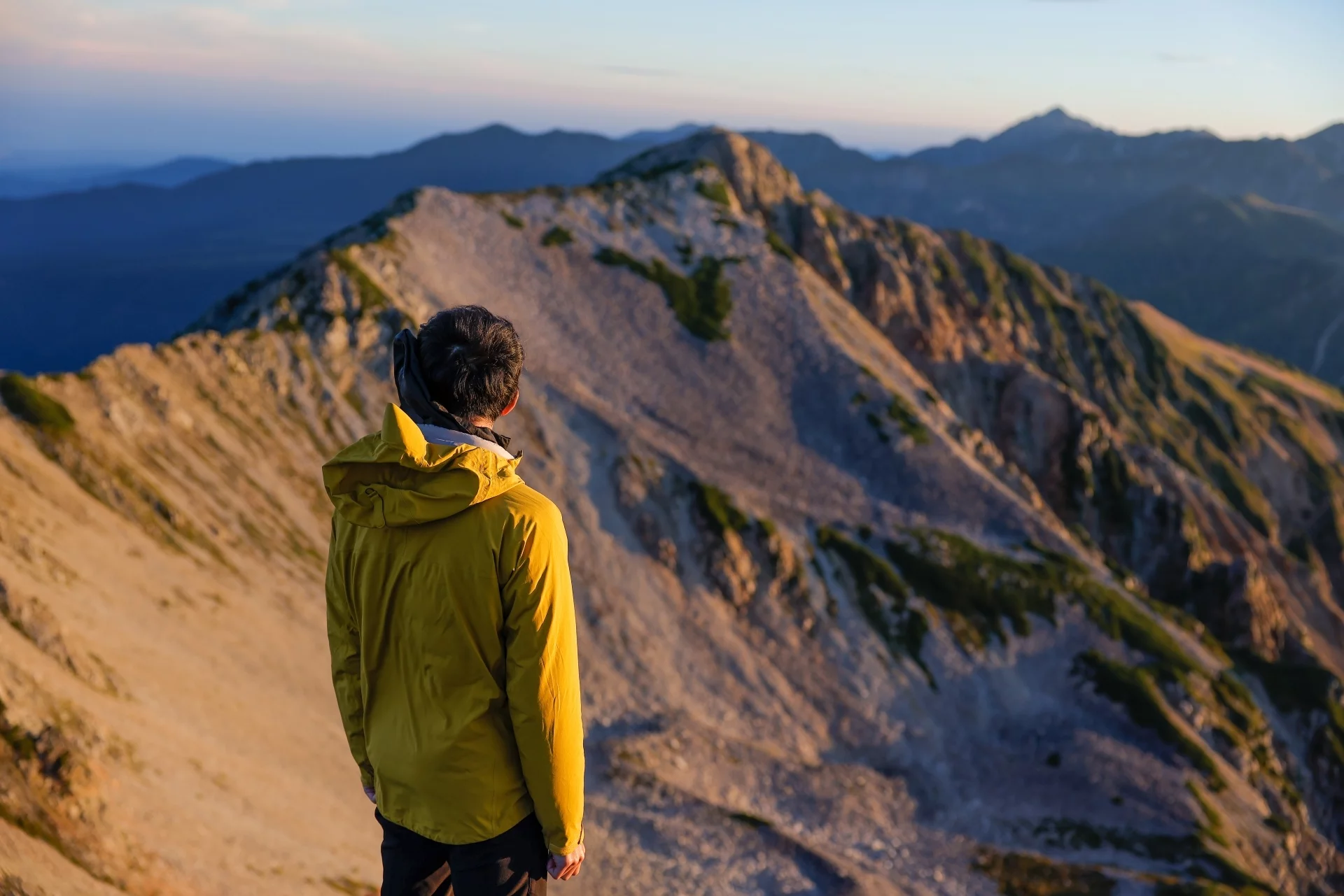 2024年版】登山用アウターウェア総まとめ！カテゴリーごとにおすすめ3選を紹介｜登山ウェア｜山のモノ｜登山・トレラン・山スキーマガジン「山旅旅」